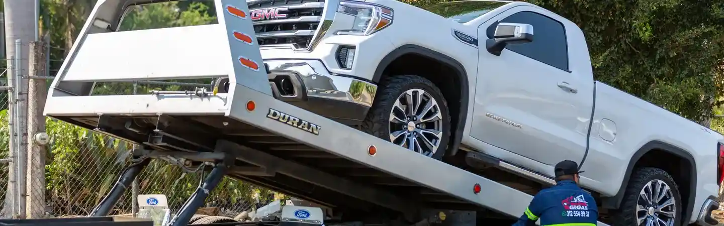 Dawson Tow Service flatbed tow truck and driver in Dallas, TX